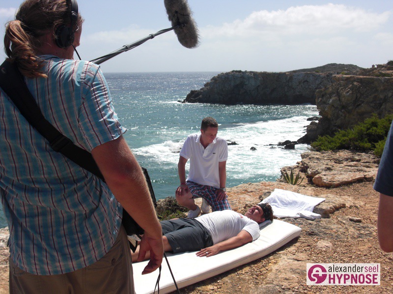 Hypnotiseur Alexander Seel bei TV-Dreharbeiten auf Ibiza