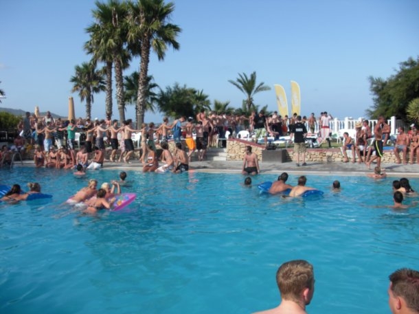 Polonäse Blankenese um den Pool - Hypnoseshow mit Hypnotiseur Alexander Seel auf Ibiza