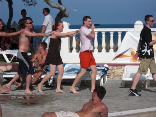 Polonäse Blankenese um den Pool - Hypnoseshow mit Hypnotiseur Alexander Seel auf Ibiza